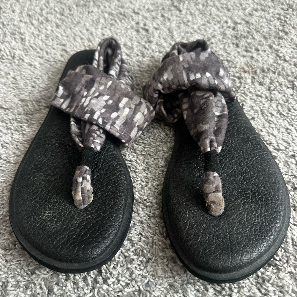 Sanuk Black and Gray Yoga Sandals, size 7.5